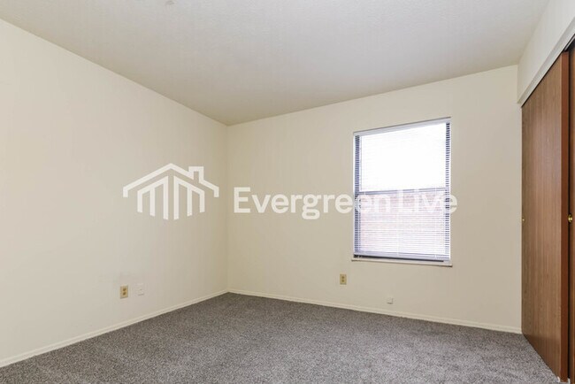 Building Photo - 8688 Deer Hollow Dr