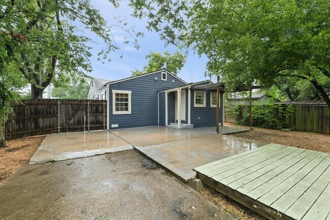 Building Photo - 1137 Nickols Ave