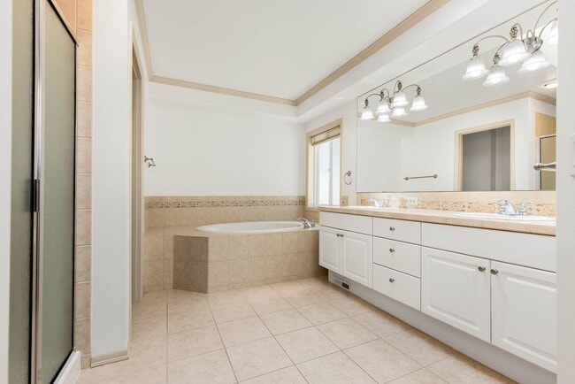 Building Photo - Elegant Redmond Retreat | 4 Bed + 2 Offices | Prime Cul-de-Sac Location
