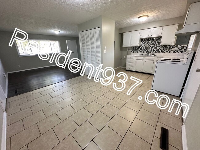 Building Photo - 3 bed 2 bath Home