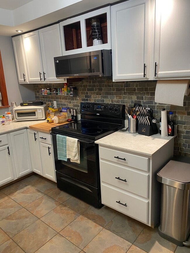 Building Photo - Charming 2-bedroom, 1-bathroom home locate...