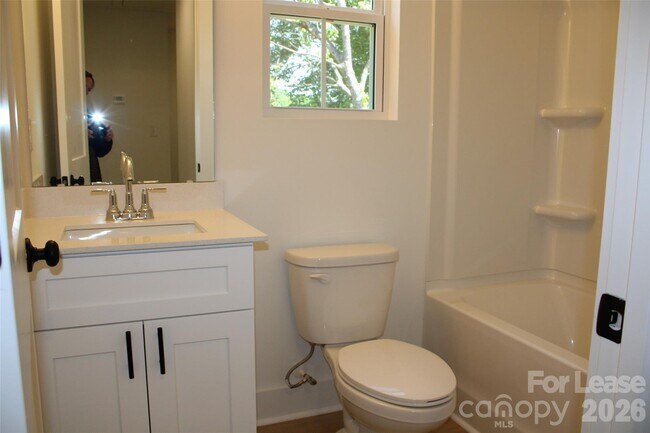 Building Photo - 562 W Park Ave