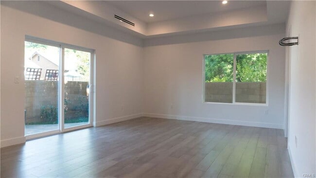 Building Photo - 6848 Encino Ave