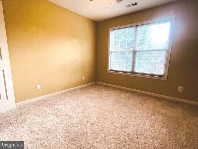 Building Photo - 9 Scarlet Oak Cir