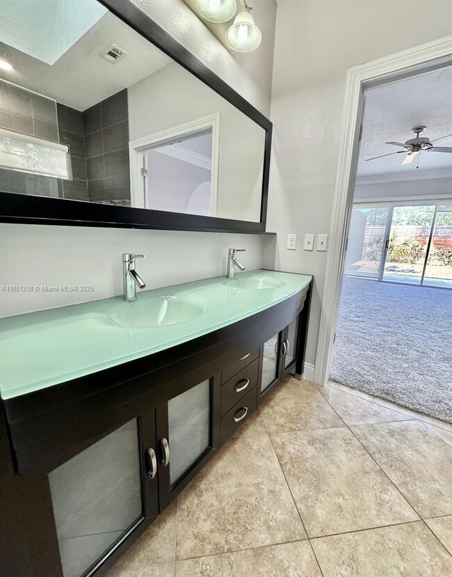 Building Photo - 120 Hombre Cir