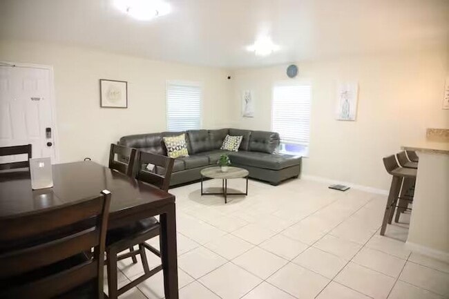 Building Photo - 826 N Lincoln Ave