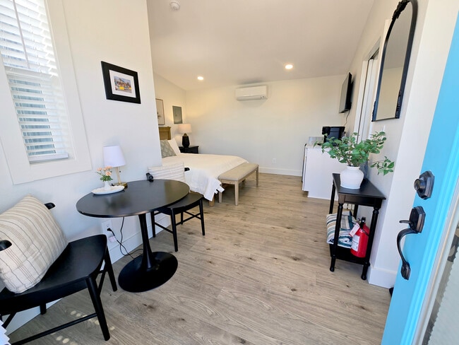 Building Photo - 118 S Pacific St