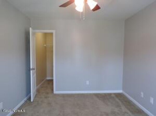 Building Photo - 4 Bedroom 2.5 Bathroom home located in Carolina Subdivision