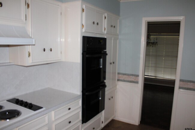 Building Photo - 713 Meadow Creek Dr