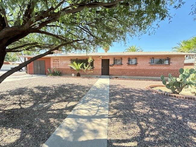 Building Photo - 3 bedroom Home-5th & Palo Verde