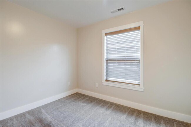 Building Photo - 683 Harbour Way