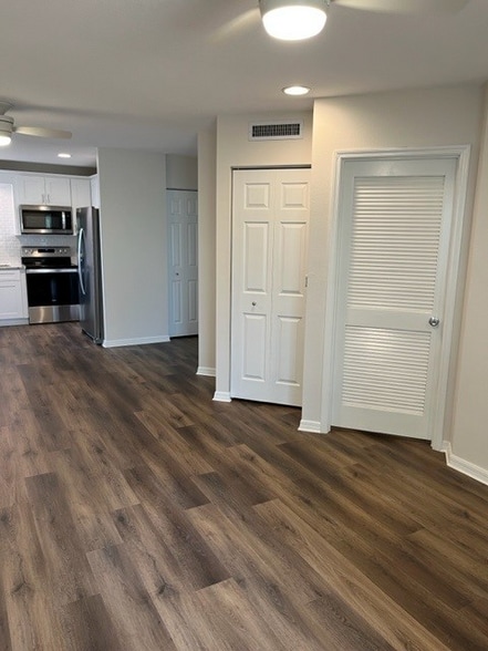 Building Photo - 403 E Park St