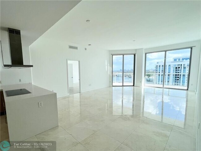 Building Photo - 17301 Biscayne Blvd