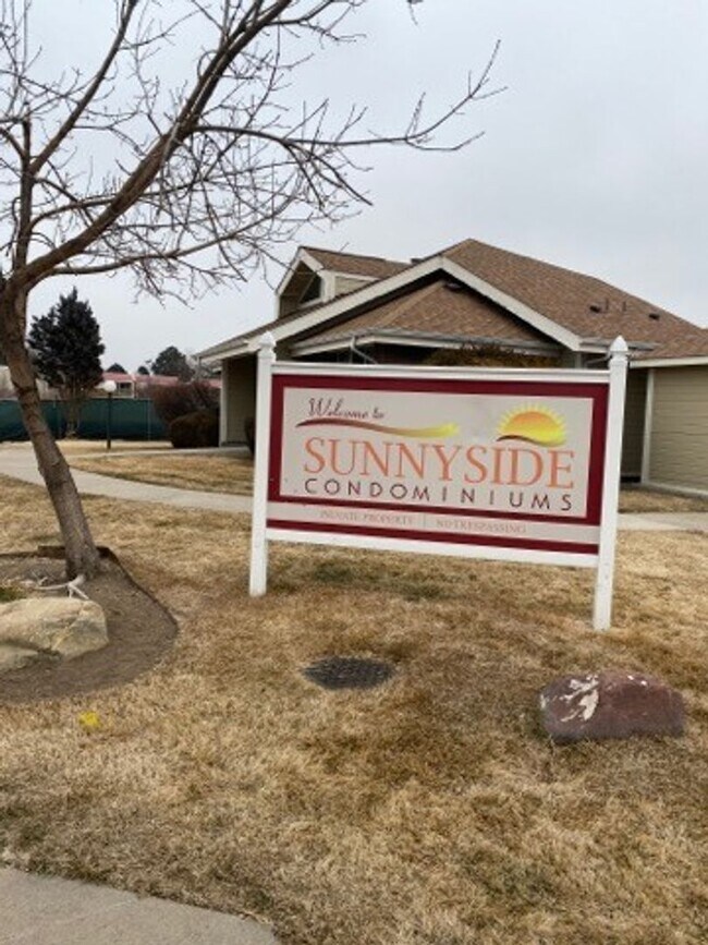 Building Photo - 2nd Floor 1bed/1bath with Laundry and Parking!