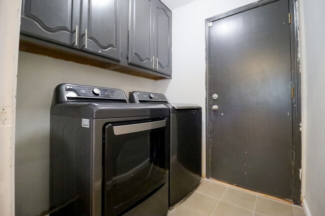 Building Photo - 4 Bedroom Home Available For Immediate Mov...