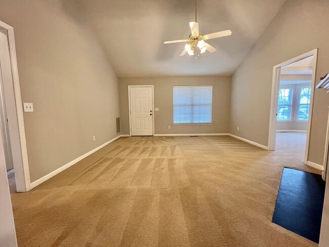 Building Photo - 3 Bedroom 2 Bathroom Home w/ Garage on One Level