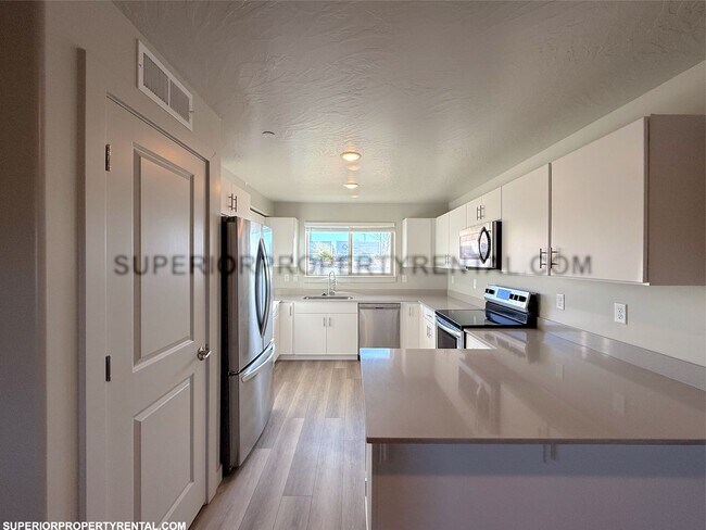 Building Photo - 2 bed, 1 bath Condo
