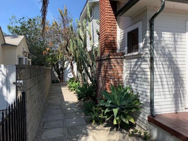 Building Photo - 847 Venezia Ave