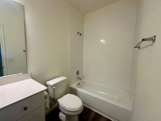 Building Photo - AVAILABLE NOW!!!