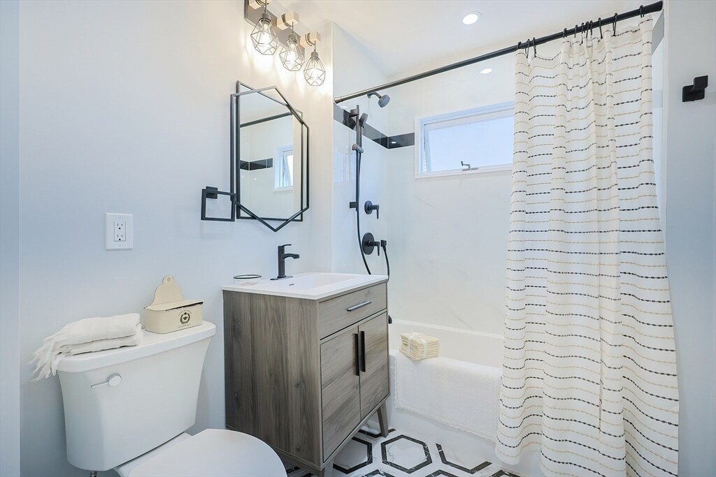 Building Photo - 111 Sharon St