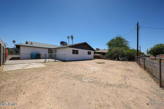 Building Photo - 5336 W Lewis Ave
