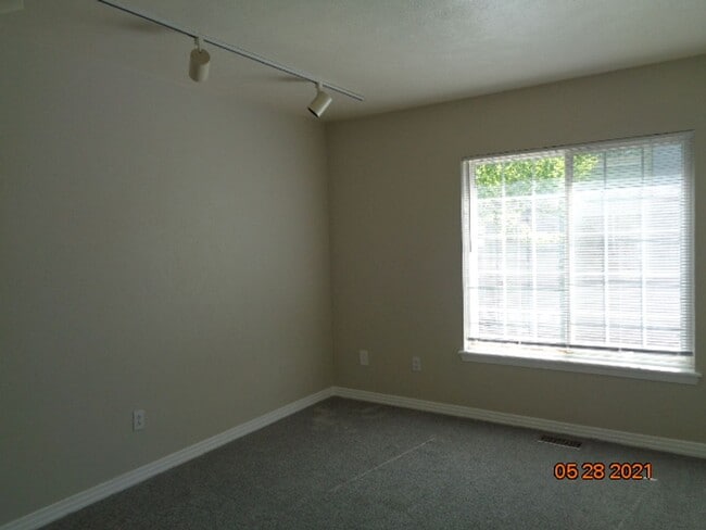 Building Photo - 2 BR/2 1/2 BA Townhouse in Gated Littleton...