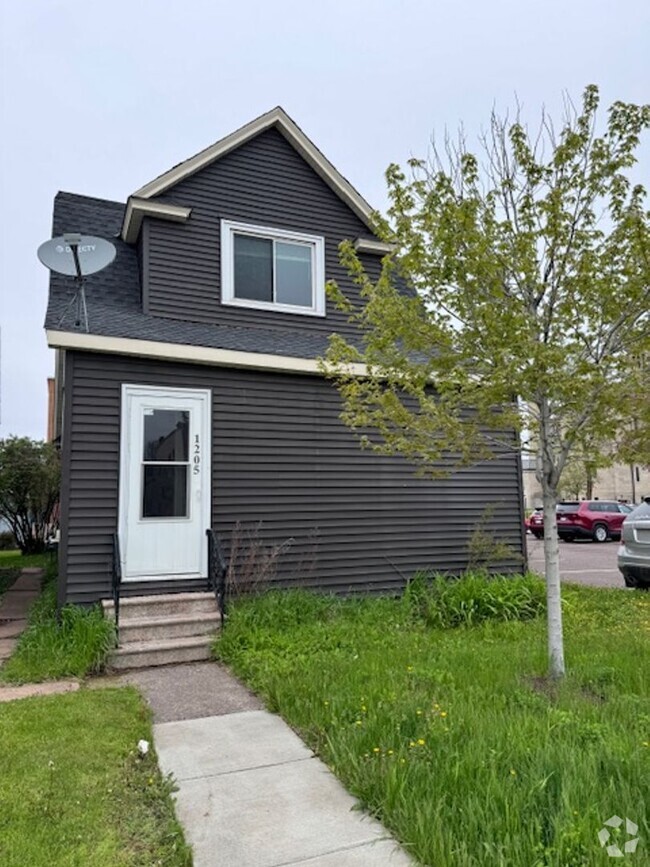 Building Photo - AVAILABLE June 2025 - 3 Bedroom, 1 Bath in...