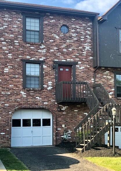 Building Photo - 604 Sunset Cir