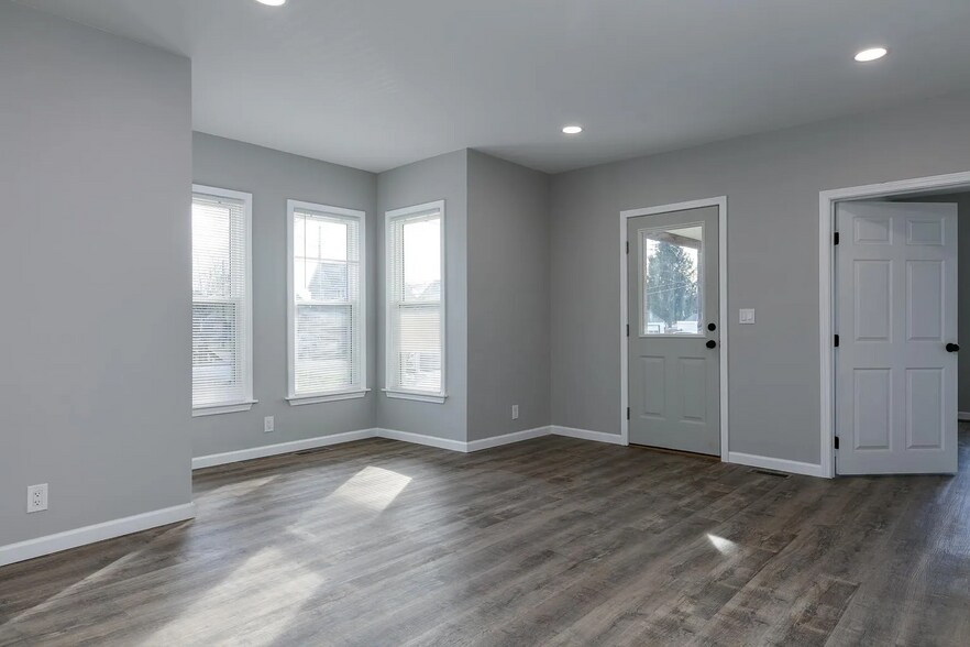 Building Photo - 318 Bronson St