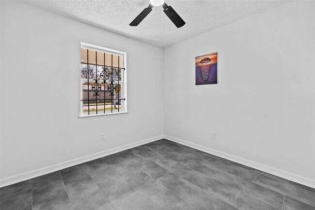 Building Photo - 10027 Valley Sun Dr