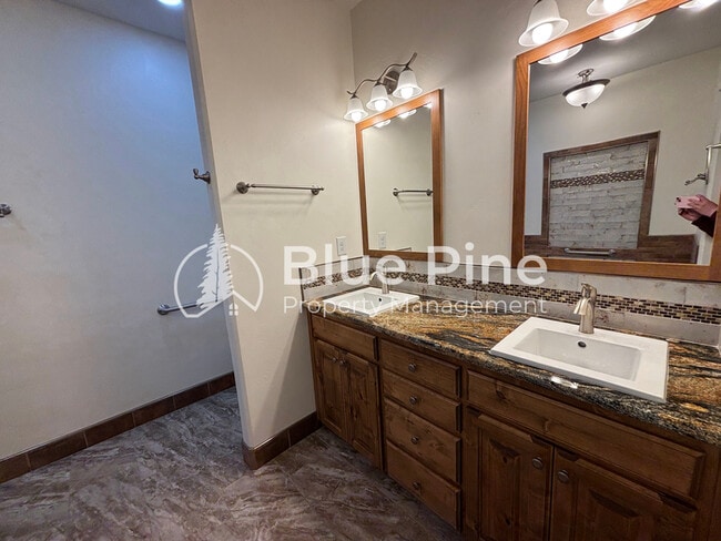 Building Photo - 5245 Jupiter Hills Dr