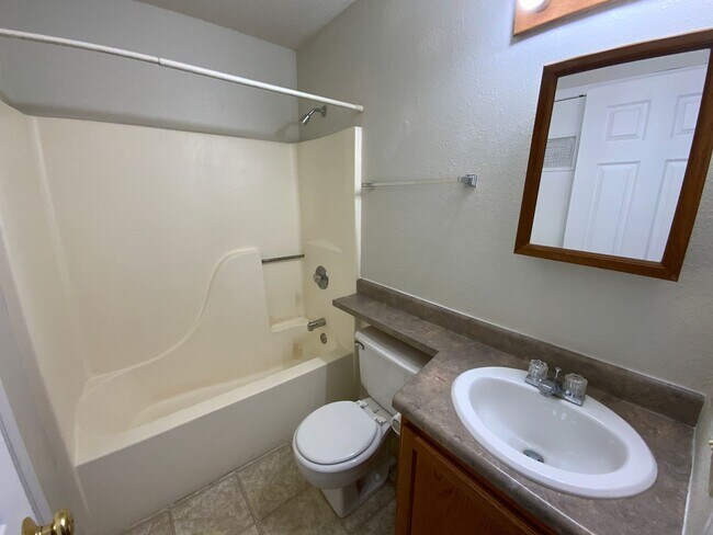 Building Photo - 3 Bedroom 2 Bathroom Duplex