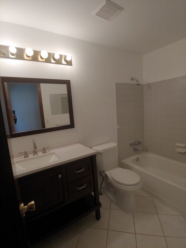 Building Photo - 2340 E Cherrywood Dr