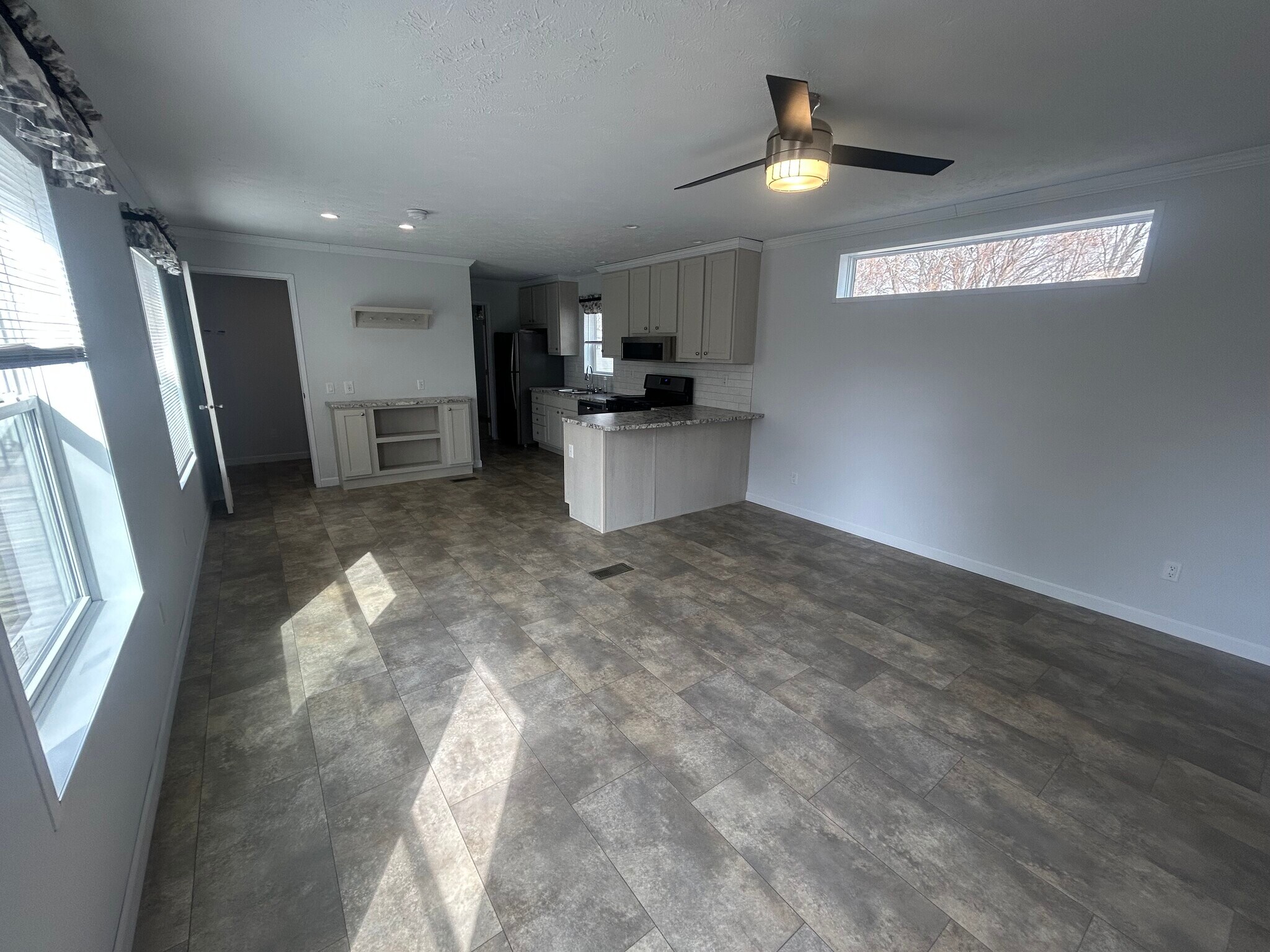 Building Photo - 103 Oak Ave