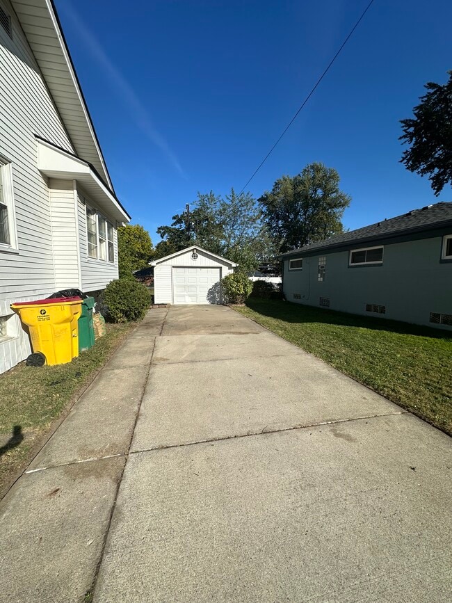 Building Photo - 22822 Hayes Ave
