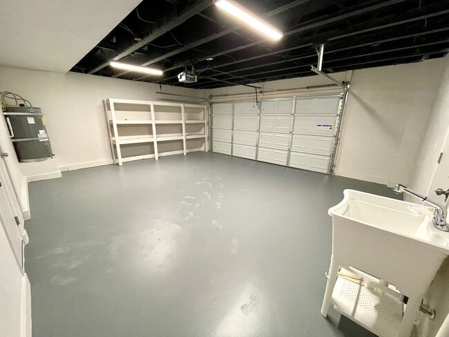 Building Photo - Gorgeous 2-Story Home with Golf Course Views and Modern Amenities!