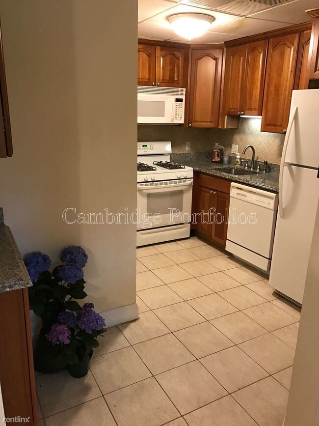 Building Photo - 320 Waltham St