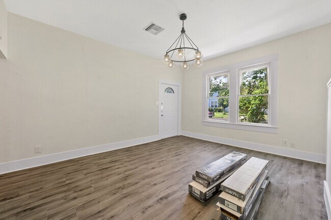 Building Photo - Upgraded and ready 5 bed 2 bath home next door to the 3 bed 2 bath home