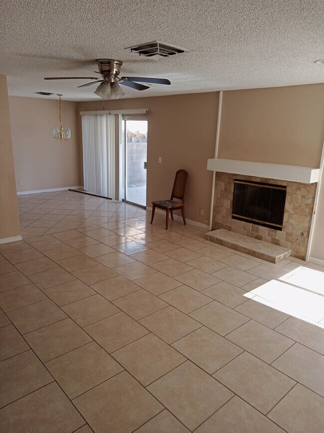 Building Photo - Welcome to this cozy 3-bedroom, 2-bathroom home!