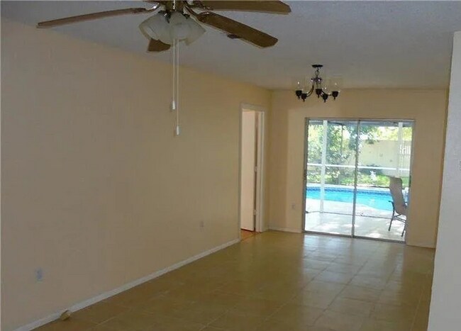 Building Photo - Spacious 4-Bed Pool Home in Gulf Gate East - Available Now!