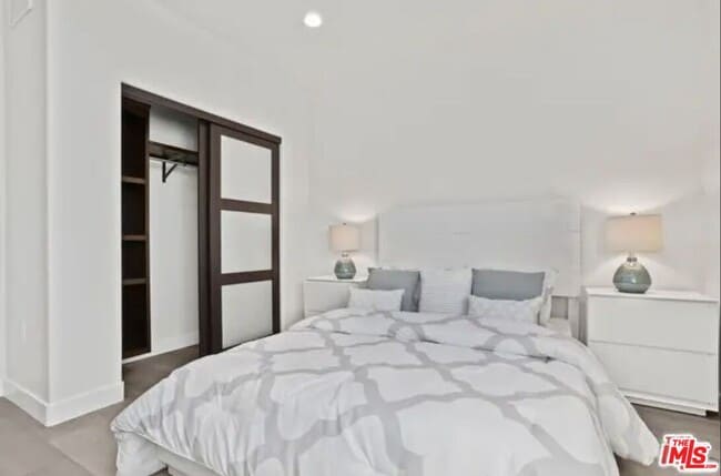 Building Photo - 5019 W Maplewood Ave