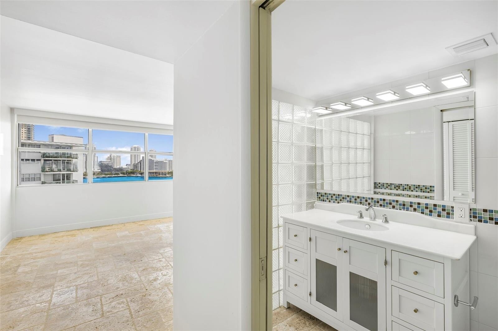 Building Photo - 1420 Brickell Bay Dr