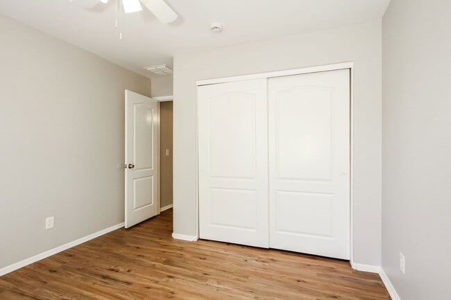 Building Photo - 11017 W Wilshire Dr