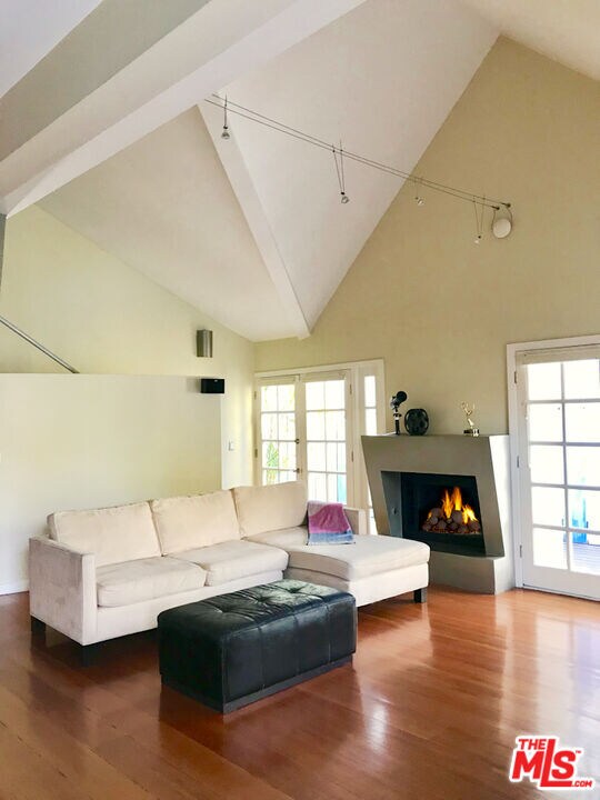 Building Photo - 1153 N Poinsettia Pl