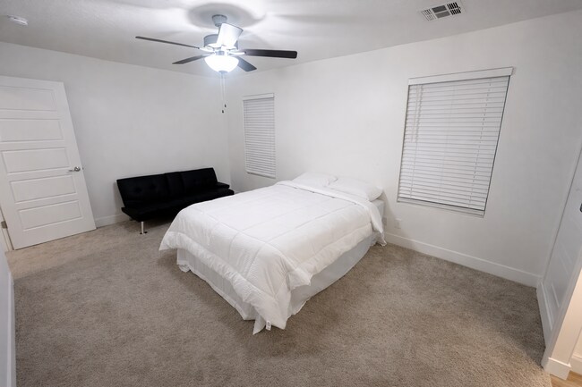 Building Photo - 4-Bed Stand Alone Home! 6+ Month Lease