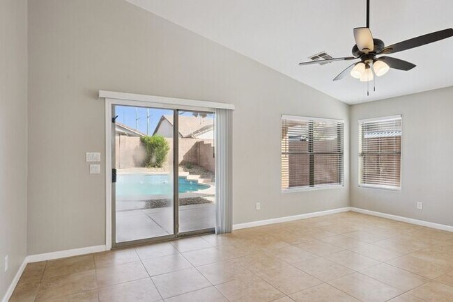 Building Photo - Very nice single level home with 4 bedrooms and 2 baths!