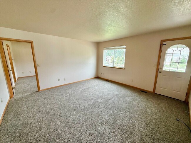 Building Photo - Ranch Style Home Located on Dead-End Street, Easy Access to I-25