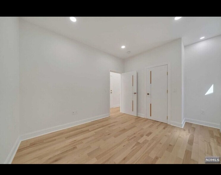 Building Photo - 25 Russell Ave