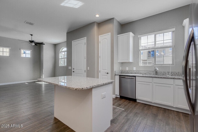 Building Photo - 1367 S Country Club Dr
