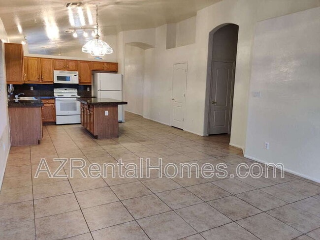 Building Photo - 493 E Cantebria Dr